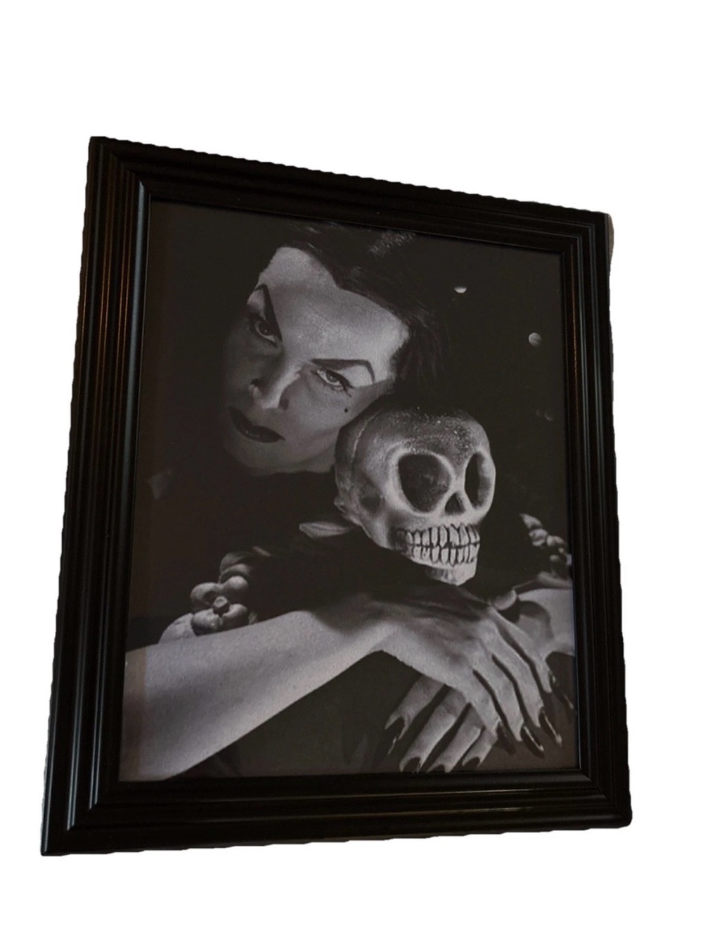 Vampira with skull Black Gothic Skull Portrait Wall Art - Black Frame new